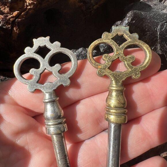 Vintage Fancy Top Piano Keys Lot of 2 Open Barrel Ornate Silver Gold Tone - Picture 3 of 5